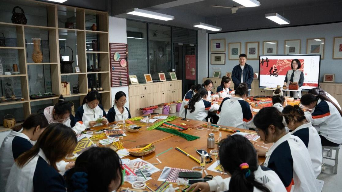 为非遗“添彩”，为青春“赋能”：江苏建院的文化育人新实践